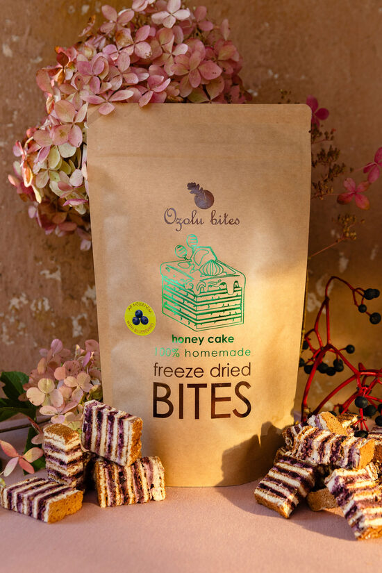 Freeze-dried HONEY CAKE with wild blueberries.